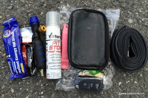I lommene på ryggen bar jeg et par gels, Vittoria Pit stop, CO2-patron, dekkspake, reserveslange, bilnøkler, mobil og taske.