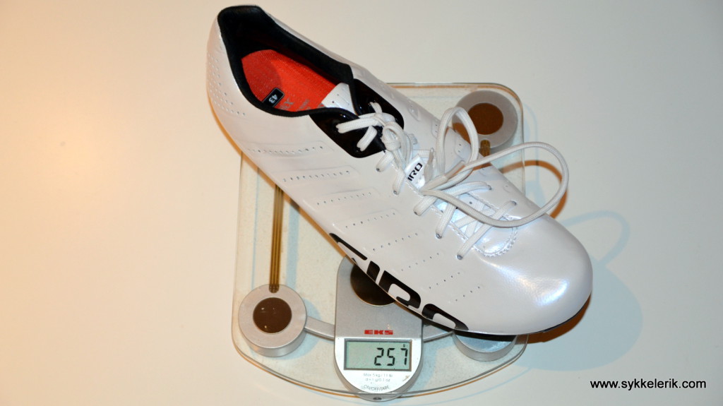 Giro Empire SLX i str 43 inkludert Speedplay Zero-pedaler veier 257 gram per stk, eller 514 gram per par. 
