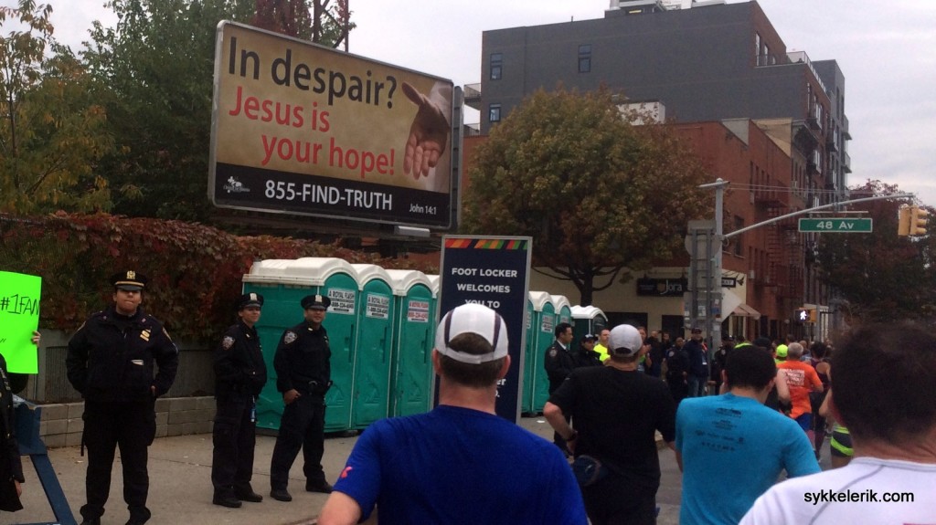 For de som var i desperat nød etter toalett - "in dispair" var det påfallende at "Jesus is your hope" og en ledende hånd hentydet til dassene som var lagt ut i svingen ved 22 km.